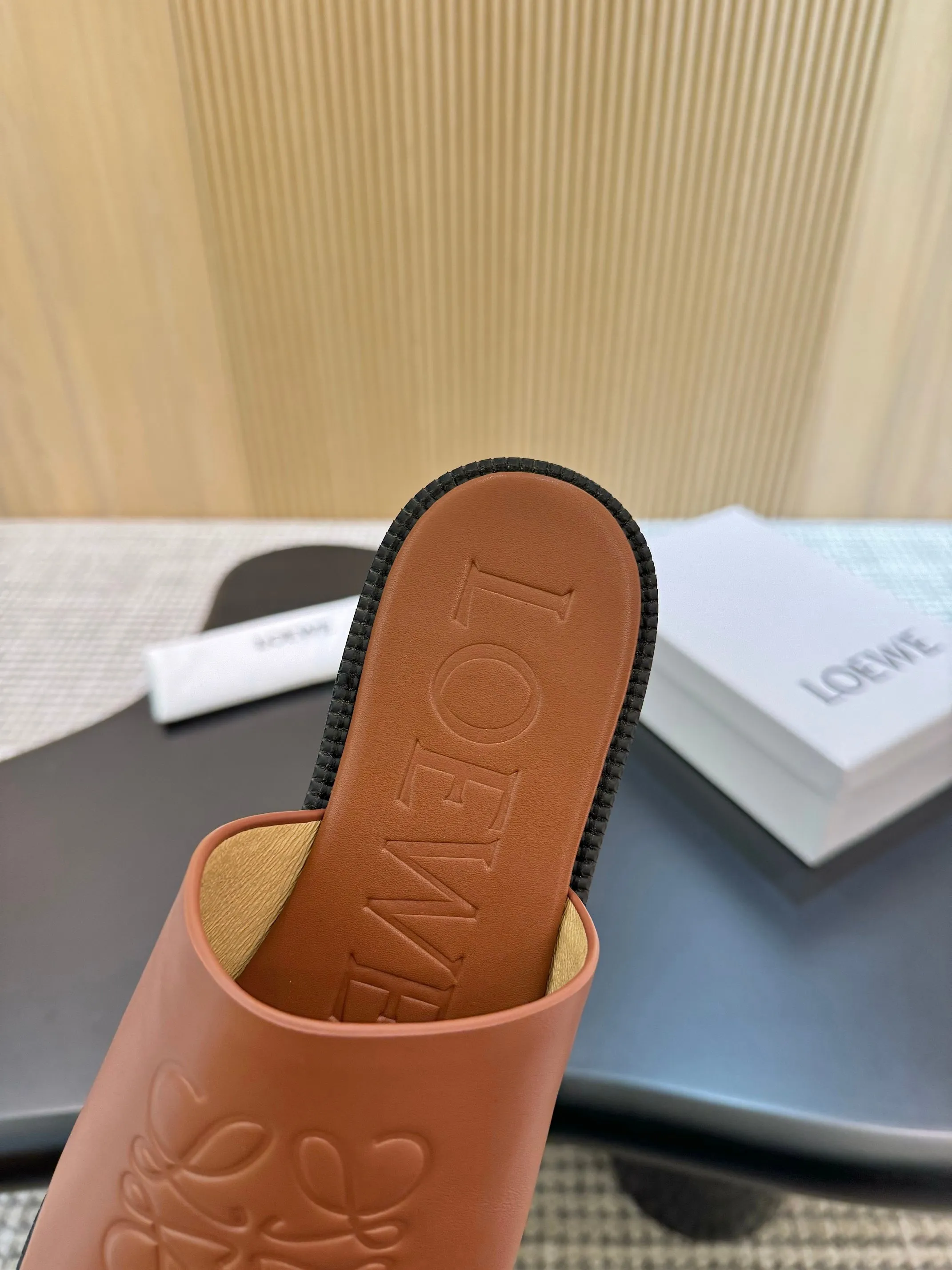 👟👟Ex-factory price 340👟👟 Genuine leather sole +40 LOEWE 25th spring and summer new style, same style for men and women, six colors to choose from. Code number:35-45